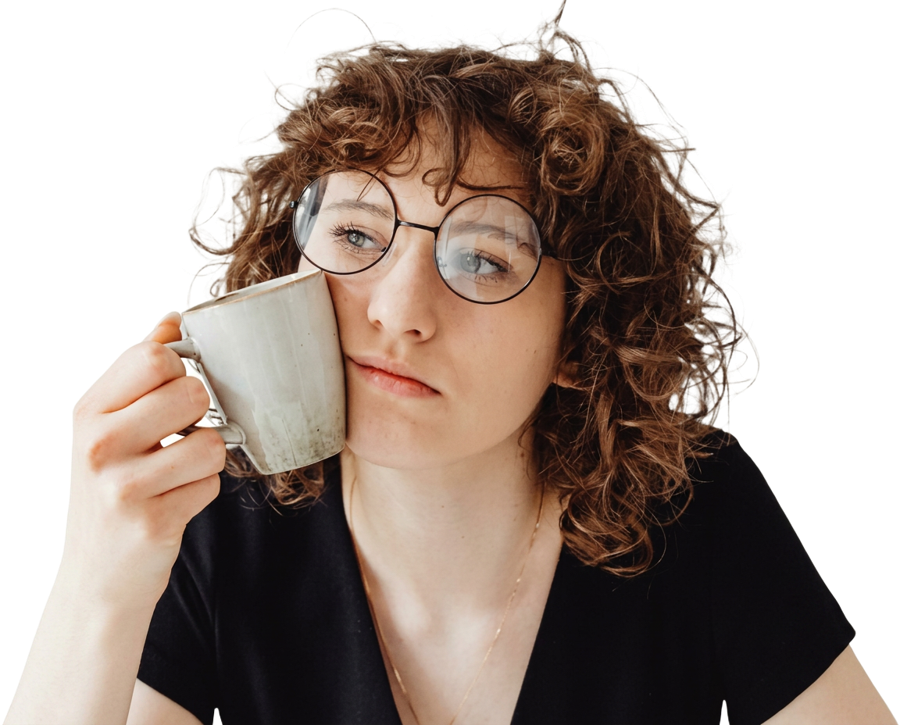 Mulher pensativa segurando uma xícara de café
